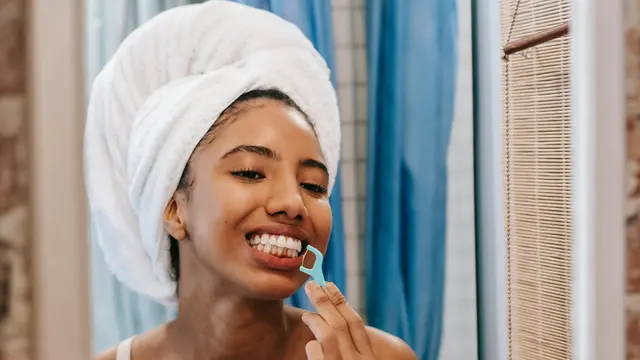 Membersihkan sela gigi