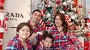 <p>Jessica Iskandar kompak mengenakan piyama kotak-kotak warna merah dengan suami dan ketiga anak-anaknya. Keluarga ini pun berfoto di depan pohon natalnya tahun ini. [@inijedar]</p>