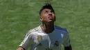 Penyerang Real Madrid Rodrygo Goes memainkan bola saat dirinya diperkenalkan secara resmi di Stadion Santiago Bernabeu, Madrid, Spanyol, Selasa (18/6/2019). Pemain asal Brasil tersebut secara resmi telah bergabung dengan Real Madrid. (AP Photo/Manu Fernandez)