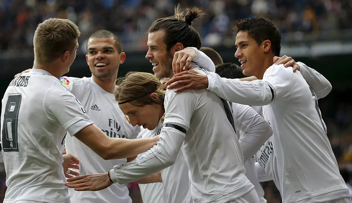 Para pemain Real Madrid merayakan gol yang dicetak Gareth Bale ke gawang Sporting Gijon pada laga La Liga Spanyol di Stadion Santiago Bernabeu, Spanyol, Minggu (17/1/2016). Los Blancos berhasil menang 5-1. (Reuters/Andrea Comas)