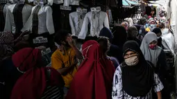 Warga memadati kawasan Pasar Tanah Abang, Jakarta Pusat, Minggu (2/5/2021). Pusat Grosir Pasar Tanah Abang ramai didatangi pengunjung yang berbelanja menjelang Lebaran dengan berdesak-desakan tanpa jaga jarak. (Liputan6.com/Johan Tallo)