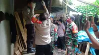 Lokasi kepala desa berinisial N (44), ditemukan tewas gantung diri di samping rumahnya, di Kampung Ceger, Desa Lebak Wangi, Kecamatan Sepatan Timur, Kabupaten Tangerang, Banten, Kamis (5/11/2020). (Liputan6.com/Pramita Tristiawati)