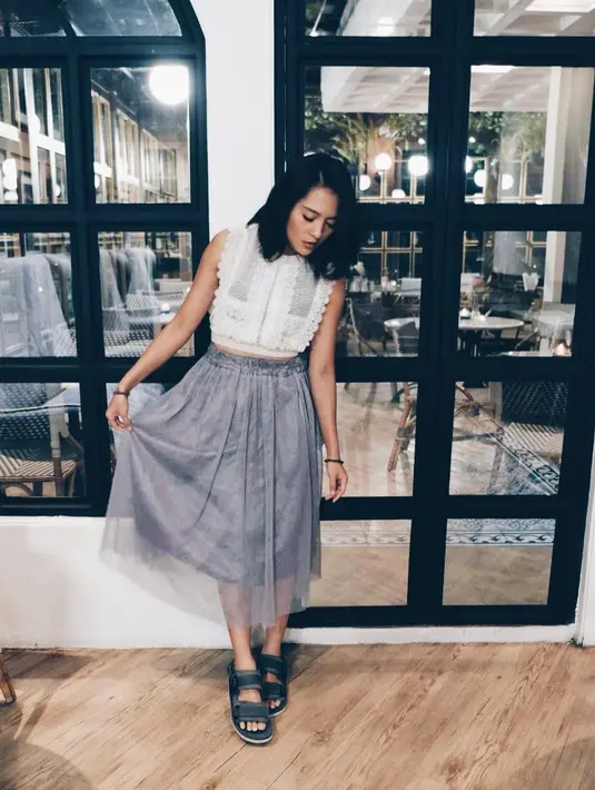 Tak hanya satu gaya, dalam kesehariannya Lala selalu terlihat bergonta-ganti gaya berbusananya. Tak melulu tampil tomboy, namun Lala juga kerap berpenampilan girly. (Instagram/lalakarmela)