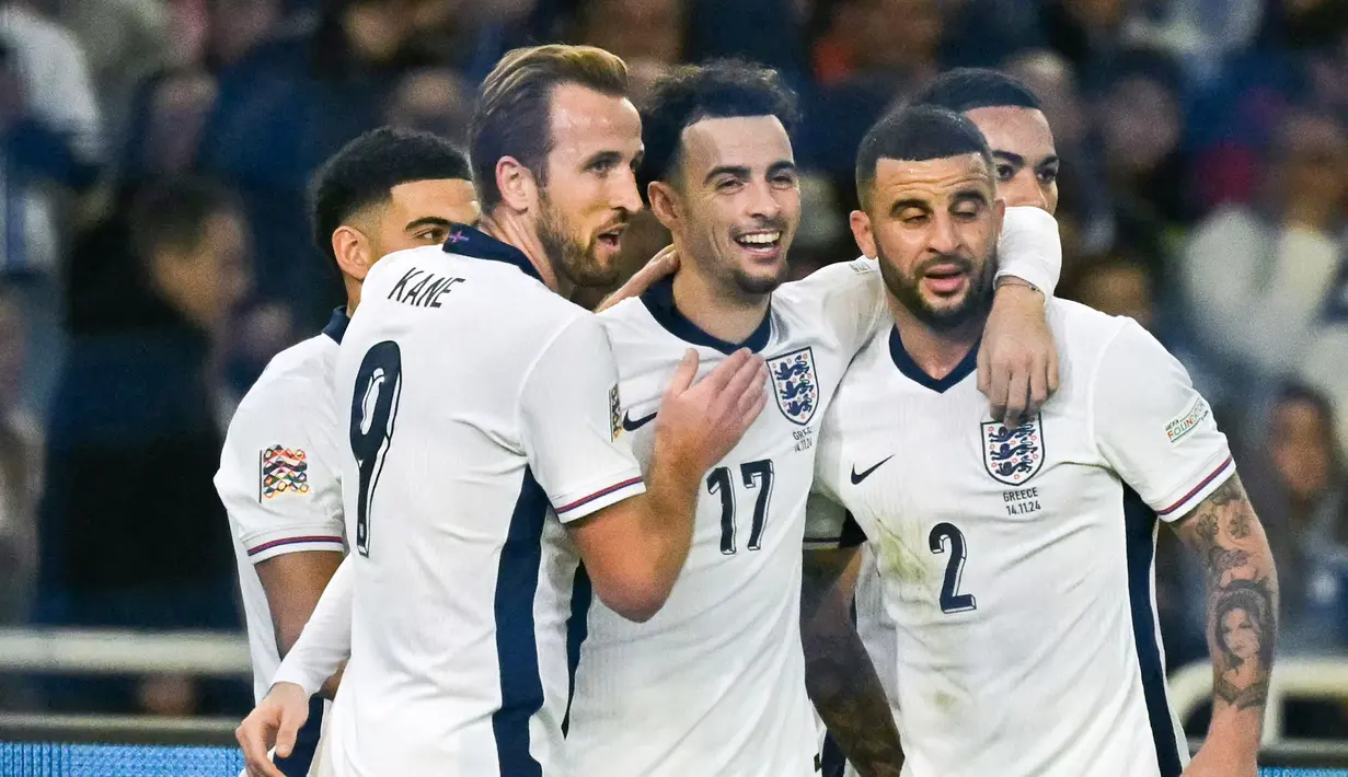 Tiga gol kemenangan Inggris di markas Yunani masing-masing dicetak oleh Ollie Watkins, gol bunuh diri Odisseas Vlachodimos, dan aksi Curtis Jones. Berkat hasil ini, Inggris pun sukses mendepak Yunani dari singgana klasemenn Grup 2 League B. Kedua tim kini sama-sama memiliki poin 12, tetapi Inggris unggul head to head. (AFP/Aris Messinis)