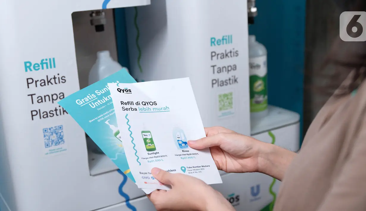 Pengunjung melihat brosur mesin isi perawatan rumah tangga atau refill station di Apartemen Kalibata City, Jakarta, dan Pasar Modern BSD, Tangerang (11/3/2022). Kementerian LHK menyebutkan bahwa total sampah nasional pada 2021 meningkat menjadi 68,5 juta ton. (Liputan6.com/HO/Ading)