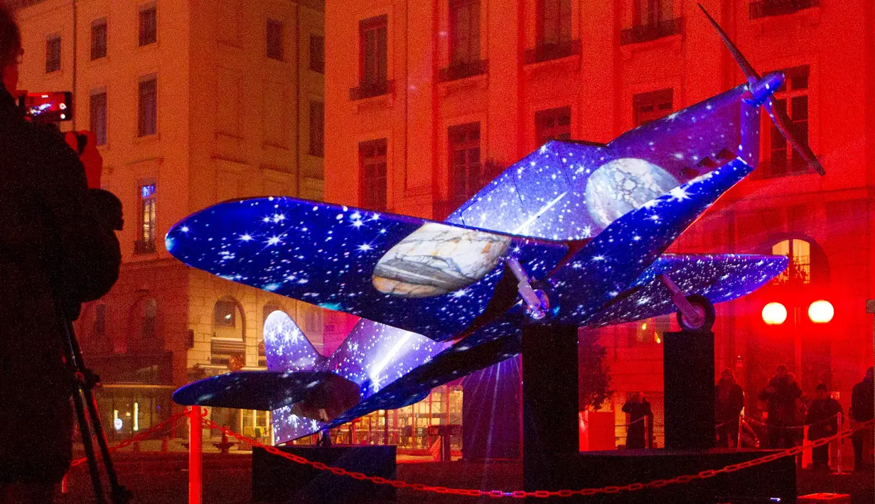 Sebuah seni instalasi lampu yang bertema Vols de Nuit karya seniman Thierry Chenavaud ditampilkan saat persiapan Festival of Lights di pusat Kota Lyon, Prancis (7/12). Perayaan ini berjalan dari 6 Desember - 9 Desember.(Reuters/Emmanuel Foudrot)