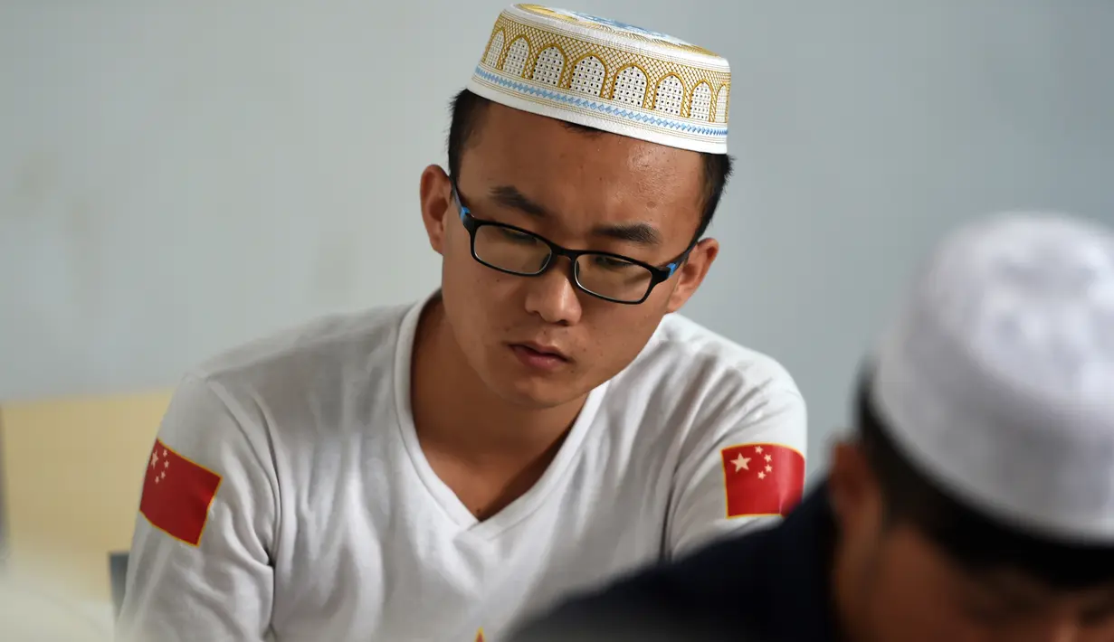 Mahasiswa China Hui Muslim saat Menghadiri kelas di Institut Islam di Yinchuan Ningxia, Provinsi Ningxia utara China (22/9/2015). Kampus ini merupakan lembaga pendidikan Islam Terbesar di China. (AFP PHOTO/GOH CHAI HIN)