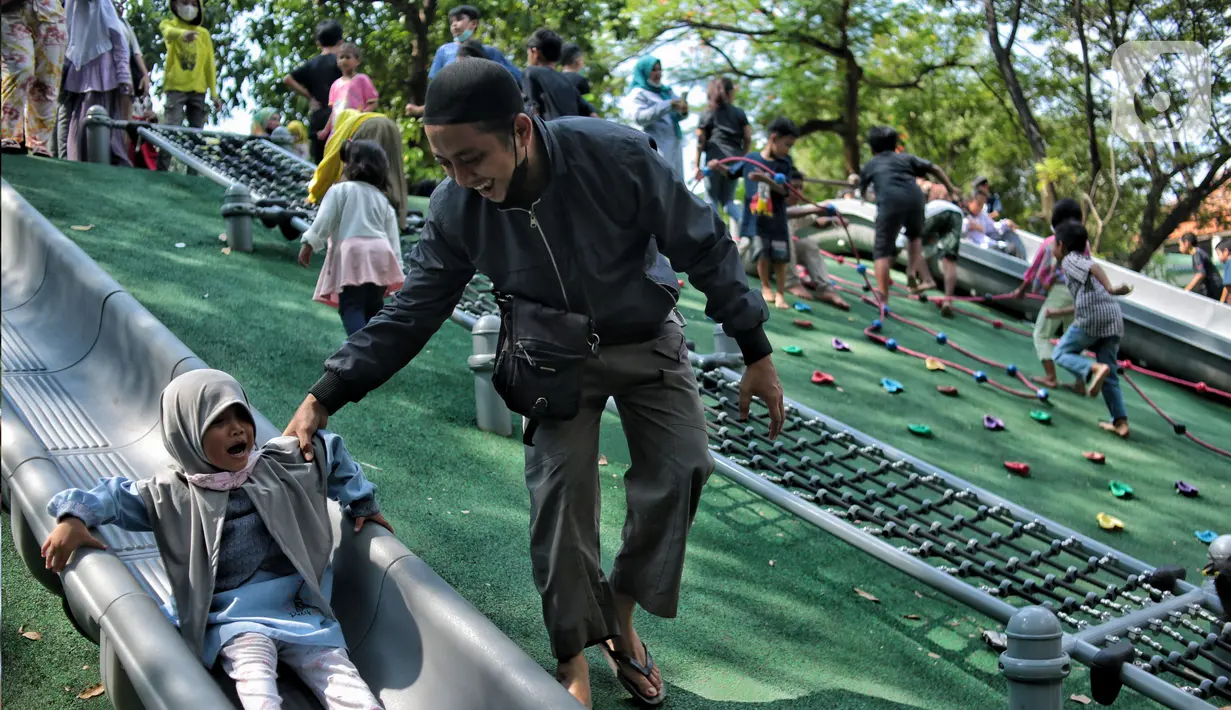<p>Anak-anak saat bermain di Taman Tebet Eco Park, Tebet, Jakarta Selatan, Kamis (5/5/2022). Setelah resmi dibuka untuk umum usai direvitalisasi, Tebet Eco Park menjadi salah satu alternatif wisata bagi warga Jakarta untuk mengisi waktu libur Idul Fitri 1443 H bersama keluarga. (merdeka.com/Iqbal S. Nugroho)</p>