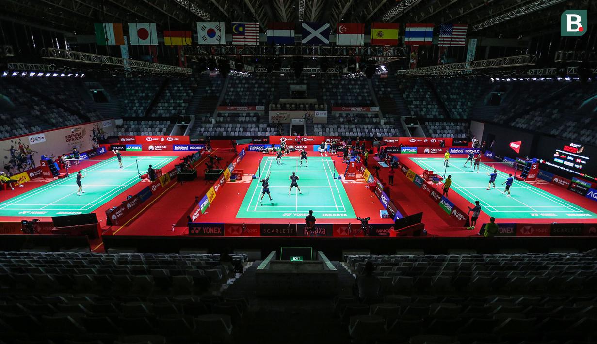 <p>Sejumlah pebulu tangkis sedang berlatih menjelang Indonesia Open 2023 di Istora Senayan, Jakarta, Senin (12/06/2023). Ketua Panpel Armand Darmadji mengungkapkan bahwa tahun ini akan menjadi edisi terakhir turnamen BWF Super 1000 tersebut di Istora Senayan sebelum dipindahkan ke arena yang lebih besar yakni Indoor Multifunction Stadium. (Bola.com/Bagaskara Lazuardi)</p>