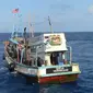 Sebuah kapal berbendera Malaysia tertangkap tangan melakukan illegal fishing