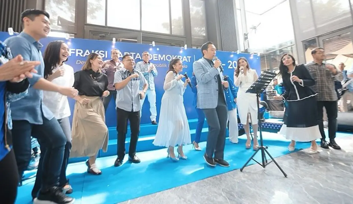 Dalam laman Instagram @ebynews.id, momen spesial itu adalah bentuk apresiasi atas dedikasi dan kebersamaan keluarga besar FPD DPR RI selama lima tahun bersama-sama mengemban amanah rakyat di Senayan. Acara berlangsung penuh haru dan kebahagiaan. (Liputan6.com/IG/@ebynews.id)