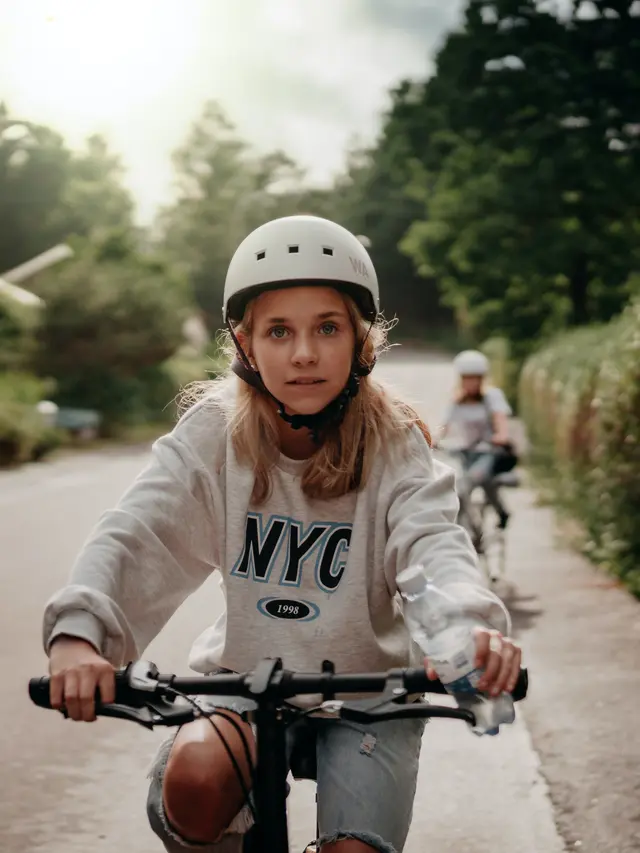 Ilustrasi anak perempuan bersepeda