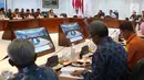 Presiden Joko Widodo atau Jokowi didampingi Wapres Jusuf Kalla memimpin rapat terbatas di Istana, Jakarta, Selasa (2/10). Rapat terbatas membahas penanganan korban gempa di Sulawesi Tengah. (Liputan6.com/Angga Yuniar)