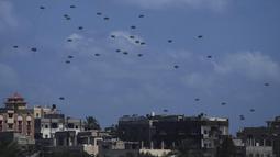 Sedikitnya, 161 paket bantuan kemanusiaan berisi makanan diterjunkan dari udara di langit Jalur Gaza pada Minggu (17/8/2025) dalam sebuah operasi bantuan yang dilakukan oleh sembilan negara. (AP Photo/Abdel Kareem Hana)