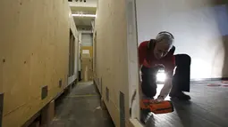 Pegawai bangunan saat membenarkan bangunan rumah prefabrikasi di perusahaan konstruksi Bauer Holzsysteme, Jerman, (7/12).   Komponen Struktur Prefabrikasi dibuat dari beton. (REUTERS/Michaela Rehle)