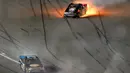 Mobil truk Jennifer Jo Cobb terbakar setelah mengalami kecelakaan dalam perlombaan balap Nascar Truck Series di Daytona International Speedway di Daytona Beach (16/2). (Robert Laberge/Getty Images/AFP)