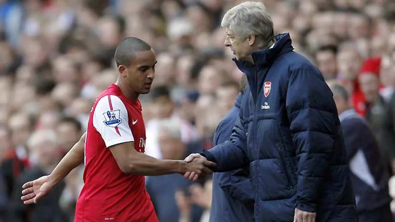arsene_wenger_dan_theo_walcott_121101afp