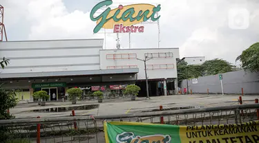 Suasana bagian depan Supermarket Giant Ekstra yang sepi aktivitas di Kreo, Tangerang, Senin (2/8/2021). PT Hero Supermarket Tbk resmi menutup seluruh gerai Giant di Indonesia pada Minggu (1/8/2021), dan akan lebih fokus pada pengembangan gerai merek lainnya. (Liputam6.com/Faizal Fanani)