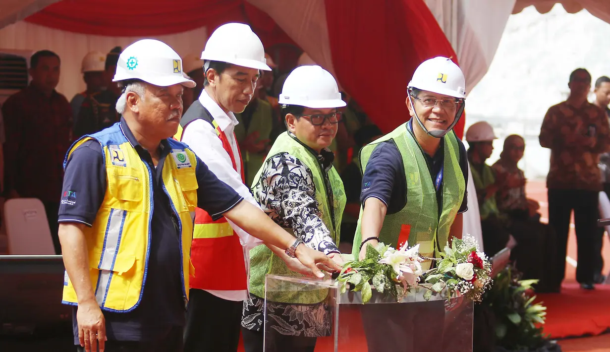 Presiden Joko Widodo atau Jokowi (kedua kiri) meresmikan pembukaan percepatan sertifikasi tenaga kerja konstruksi serentak di seluruh wilayah Indonesia 2017 di Stadion Utama Gelora Bung Karno (GBK), Jakarta, Kamis (19/10). (Liputan6.com/Angga Yuniar)