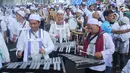 Sejumlah pendukung pasangan capres dan cawapres nomor urut 02, Prabowo Subianto dan Sandiaga Uno mengikuti kampanye akbar di Stadion Gelora Bung Karno, Jakarta, Minggu (7/4/2019). Sebagian besar simpatisan kompak menggunakan pakaian putih-putih. (Liputan6.com/Herman Zakharia)