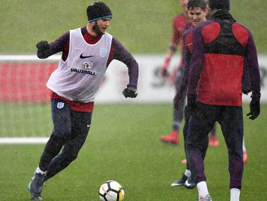 Gelandang Inggris, Eric Dier, mengontrol bola saat latihan di St George Park, Staffordshire, Selasa (7/11/2017). Latihan ini persiapan jelang laga persahabatan melawan Jerman dan Brasil. (AFP/Paul Ellis)