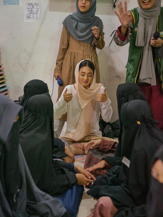 Aurelie Moeremans Kunjungi Pesantren