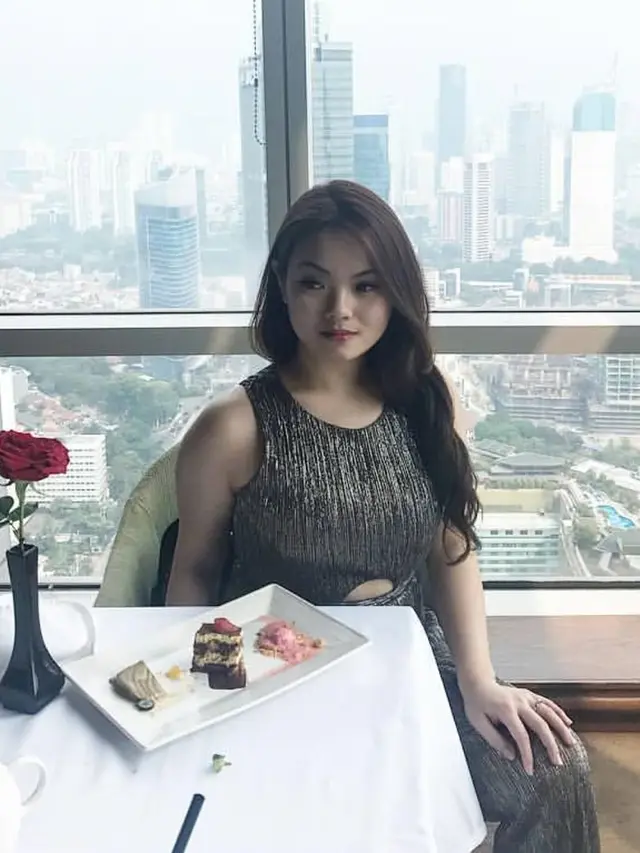 6 Pesona Hillary Brigitta Lasut, Anggota Termuda DPR Periode 2019-2024