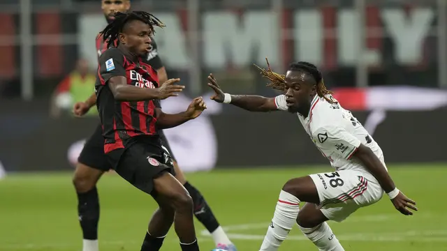 Aksi Samuel Chukwueze (kiri) di laga AC Milan vs Cremonese di giornata 1 Serie A 2025/2026 di San Siro, Minggu (24/08/2025). (AP Photo/Luca Bruno)