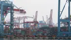 Suasana bongkar muat di Jakarta International Contener Terminal (JICT),Tanjung Priok, Jakarta, Kamis (16/11). Badan Pusat Statistik (BPS) mencatat nilai ekspor Oktober mencapai US$ 15,09 miliar. (Liputan6.com/Angga Yuniar)
