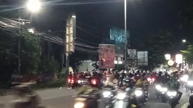 Jalan arteri Kalimalang dipadati pemudik, dengan mayoritas pemotor yang akan menuju Pantura dan kota-kota di Jawa Timur dan Jawa Tengah. (Liputan6.com/Bam Sinulingga)