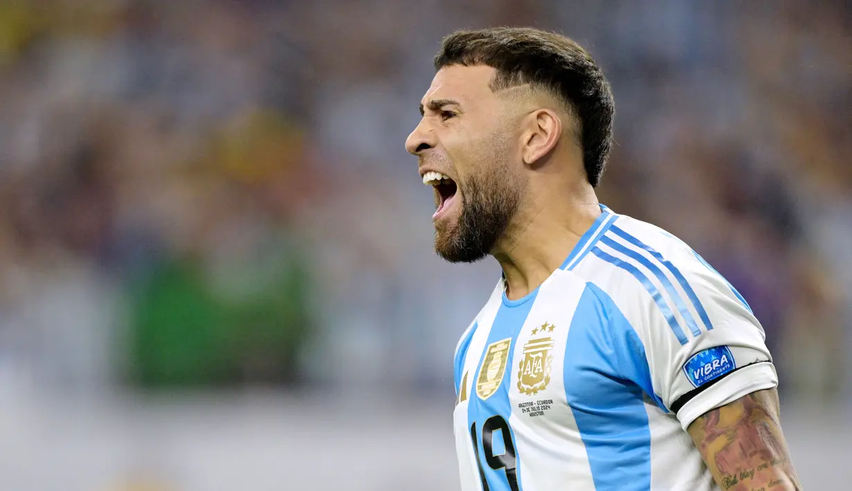 Meski sudah tidak muda lagi, Nicolas Otamendi masuk skuad Argentina untuk Olimpiade 2024. Otamendi merupakan pemain yang sangat berpengalaman di pentas internasional. Bek berusia 36 tahun itu membela Argentina sejak tahun 2009 dan telah memiliki 117 caps. Otamendi turut membantu Argentina menjuarai Copa America dan Piala Dunia. (AFP/Juan Mabromata)