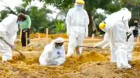 Proses pemakaman jenazah Dovid-29 di Riau oleh tukang gali kubur. (Liputan6.com/M Syukur)