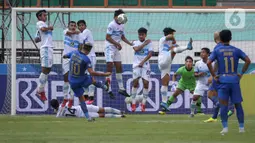 Penyerang PSIS Semarang, Jonathan Eduardo Cantillana Zorilla (10) melakukan tendangan bebas dalam laga pekan pertama BRI Liga 1 2021/2022 melawan Persela Lamongan di Stadion Wibawa Mukti, Sabtu (4/9/2021). PSIS menang dramatis 1-0 atas Persela berkat gol di menit akhir. (Bola.com/Bagaskara Lazuardi)