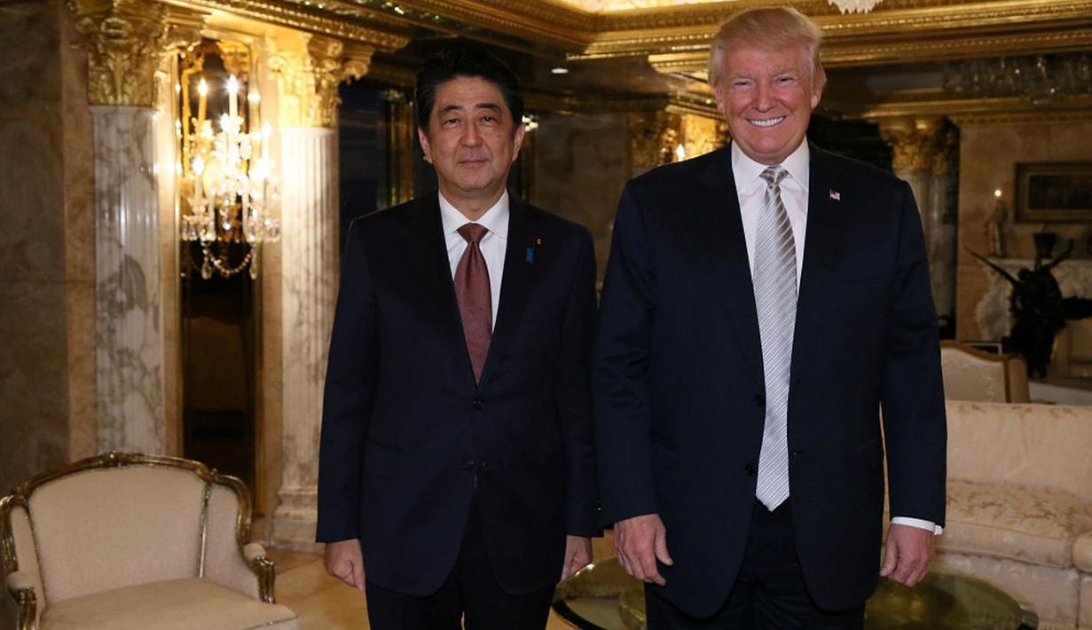 PM Jepang Shinzo Abe foto bersama dengan Presiden AS terpilih Donald Trump di Trump Tower di Manhattan, New York, AS (17/18). (Cabinet Public Relations Office/HANDOUT via Reuters)