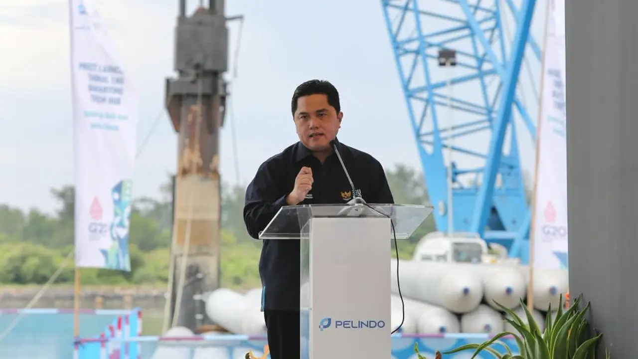 Menteri BUMN Erick Thohir saat saat meresmikan prosesi penataan infrastruktur Terminal LNG BMTH, Pelabuhan Benoa di Bali, Selasa (29/3/2022).