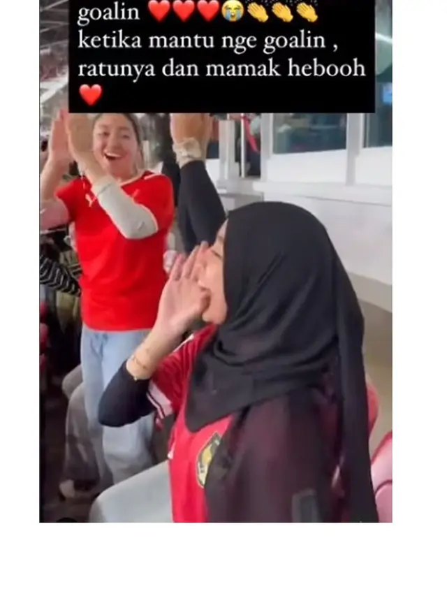 7 Potret Umi Pipik dan Adiba Khanza Dukung Egy Maulana Vikri, Curi Perhatian