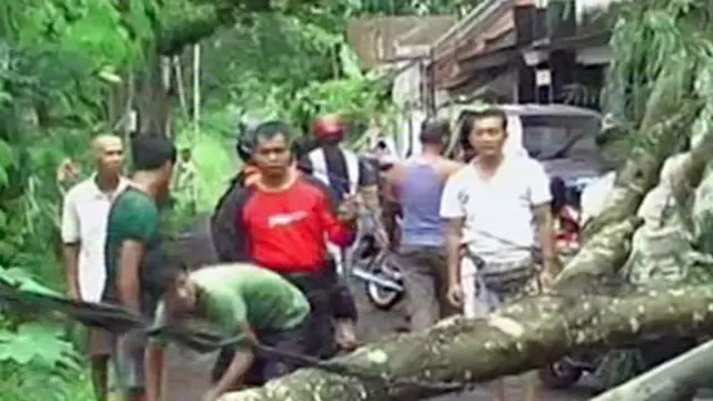 Angin Puting Beliung Sapu Puluhan Rumah Warga