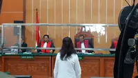 Terdakwa Linda Pujiastuti alias Anita dijatuhi vonis 17 tahun penjara oleh Majelis Hakim Pengadilan Negeri Jakarta Barat (PN Jakbar) dalam kasus peredaran narkoba. (Merdeka.com)