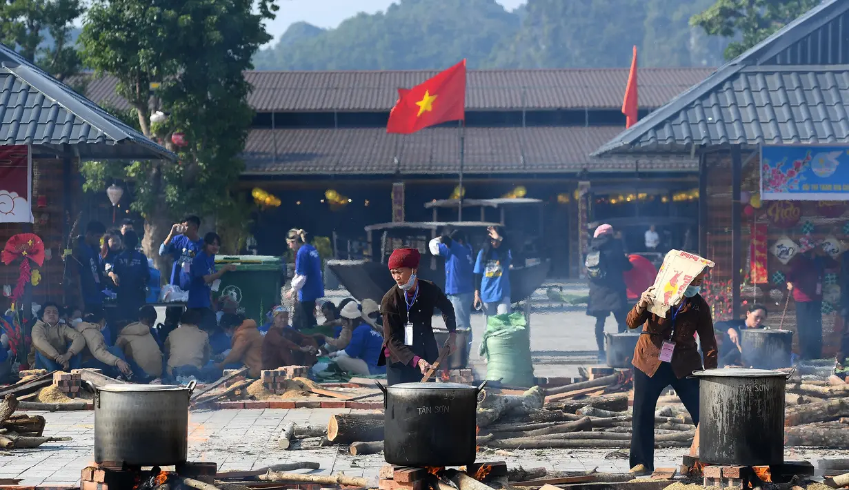 Para wanita menyiapkan "Banh Chung" atau kue beras tradisional Vietnam untuk amal, menjelang Tahun Baru Imlek atau festival Tet di Pagoda Tam Chuc di provinsi Ha Nam (7/1/2023). Banh Chung adalah kelezatan khas Vietnam yang terbuat dari ketan, daging babi, dan kacang hijau yang dibungkus dengan daun pisang dan dimasak selama 10 jam. (AFP/Nhac Nguyen)