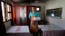 Narapidana Nelson Avantti memegang kue di toko rotinya di Penjara Punta de Rieles, Montevideo, Uruguay, 18 Mei 2019. Uang untuk memulai bisnis seperti milik Avantti berasal dari keluarga narapidana atau bank yang sebagian besar dikelola oleh narapidana sendiri. (AP Photo/Matilde Campodonico)