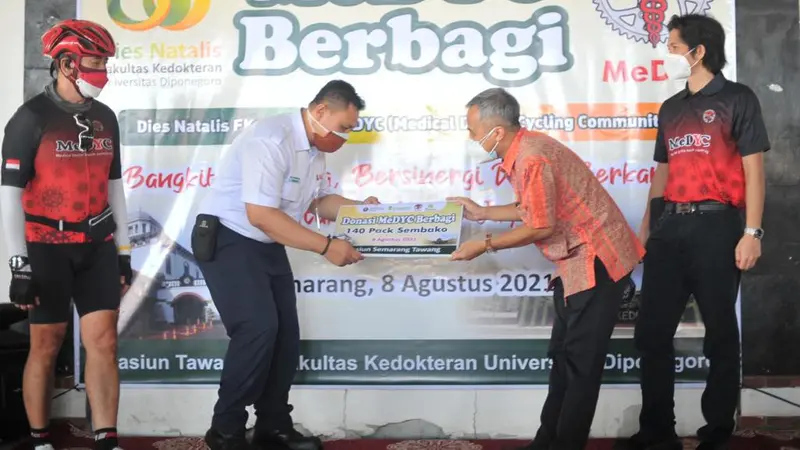 Fakultas Kedokteran Undip Semarang dan MeDYC (Medical Doctor Cycling Community) bersinergi menggelar kegiatan sosial kepada korban terdampak Covid-19.