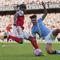 Noni Madueke (kiri)&nbsp;diadang Nico O'Reilly di laga Arsenal vs Manchester City di Emirates Stadium, Minggu (21/09/2025). (AP Photo/Kin Cheung)
