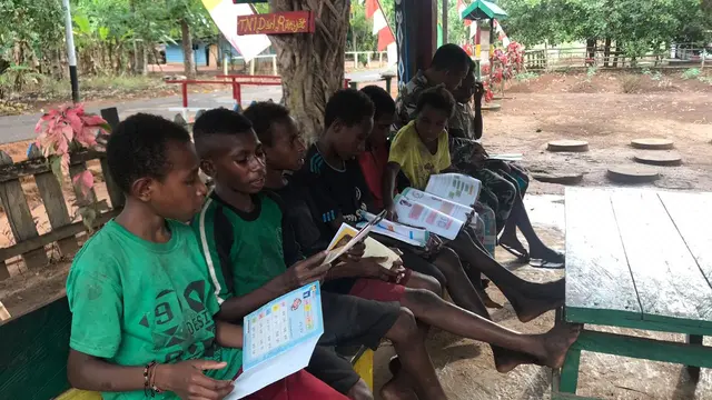 Satgas Pamtas RI-PNG Yonif 411 Kostrad Berikan Bimbel Kepada Anak-Anak Sekolah