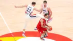Pebasket Iran, Sajjad Mashayekhi (kanan bawah) terkena kaki pebasket Prancis, Terry Tarpey pada laga Grup G Piala Dunia FIBA 2023 di Indonesia Arena, Senayan, Jakarta, Kamis (31/08/2023). (Bola.com/Bagaskara Lazuardi)