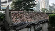 Kondisi sebuah rumah usang yang berada di halaman belakang apartemen Thamrin Executive Residence, Kebon Melati, Jakarta, Minggu (22/9/2019). Rumah milik Elis (46) itu menjadi satu-satunya yang bertahan di antara gedung-gedung tinggi yang dibangun sejak 2012 silam. (merdeka.com/Iqbal S Nugroho)
