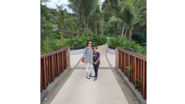 6 Momen Noah Sinclair Bareng Kakek Nenek, Selalu Diperhatikan