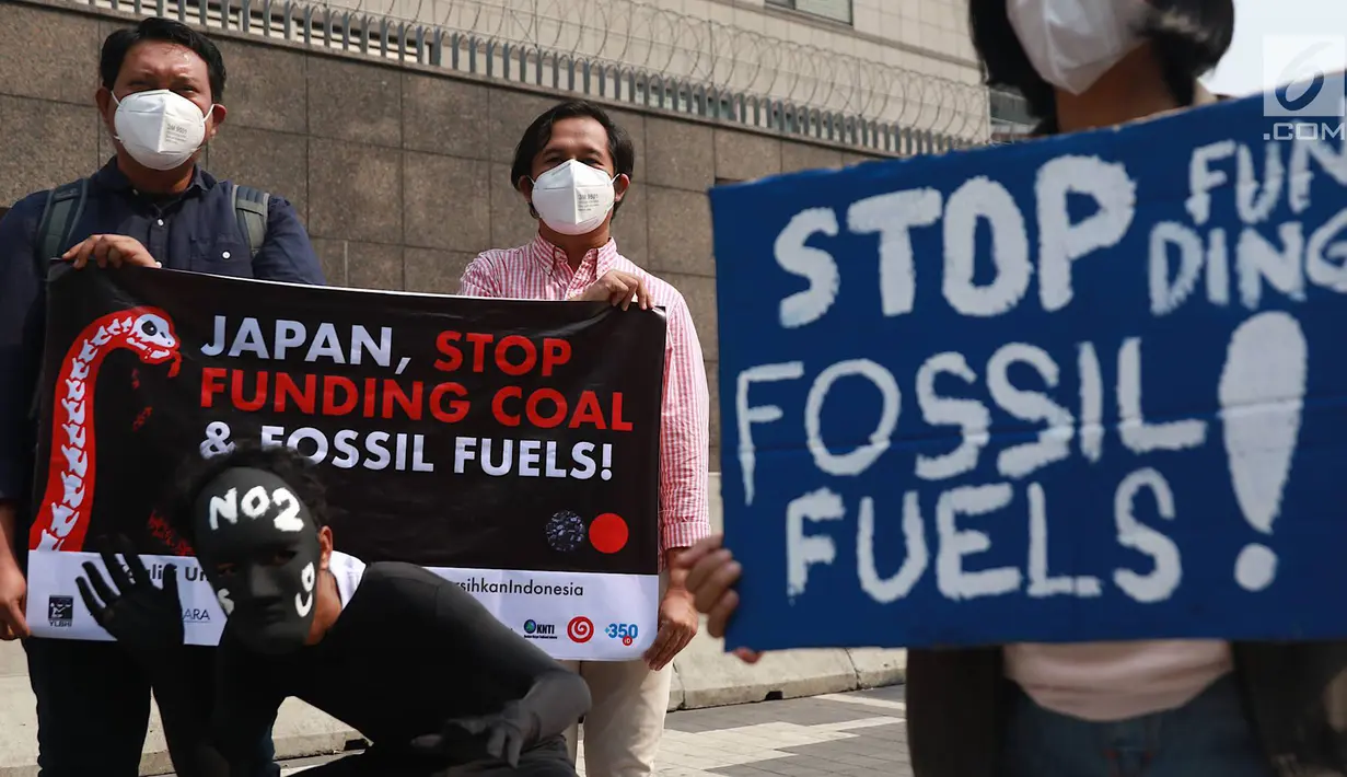Aktivitis melakukan aksi di depan Kedubes Jepang di Jakarta, Rabu (26/6/2019). Dalam aksinya aktivis lingkungan yang mengatasnamakan Koalisi Untuk Keadilan Energi dan #BersihkanIndonesia meminta Jepang, selaku tuan rumah KTT G20 menunjukan kepemimpinan iklim. (Liputan6.com/Immanuel Antonius)