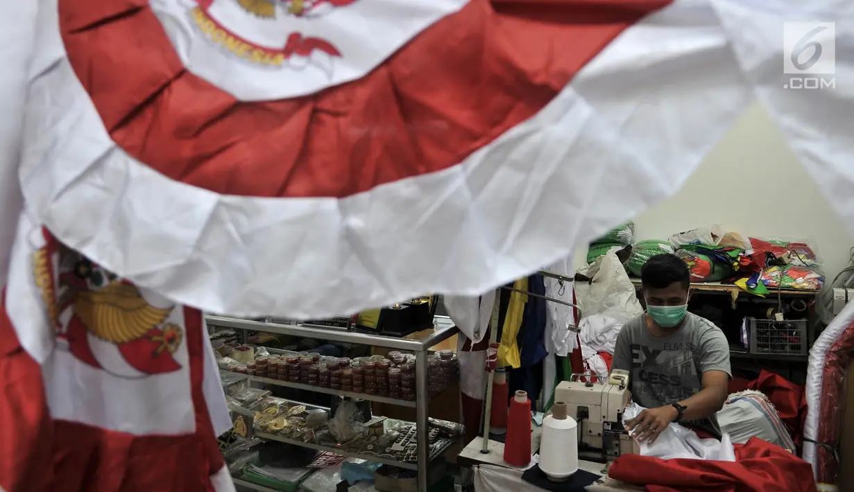 Penjahit menjahit bendera Merah Putih di Pasar Senen, Jakarta, Kamis (2/8). Penjahit bendera Merah Putih di Pasar Senen mulai kebanjiran pesanan jelang HUT ke-73 RI. (Merdeka.com/Iqbal Nugroho)