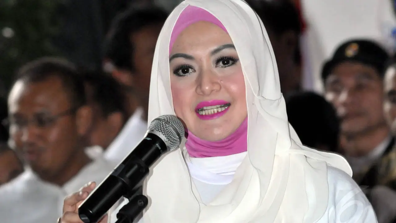 Ditinggal Suami Masuk Bui, Eddies Adelia Tetap Cantik