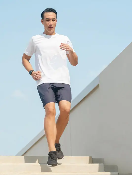 "Guys terima kasih banyak akan ucapan selamat ulang tahunnya! Jadi gue mau post foto ini, abis lari, tanpa filter, tanpa edit dan gue cuman pengen bersyukur sama Tuhan dengan apa yang gue punya," tulis Daniel. (Instagram/vjdaniel)